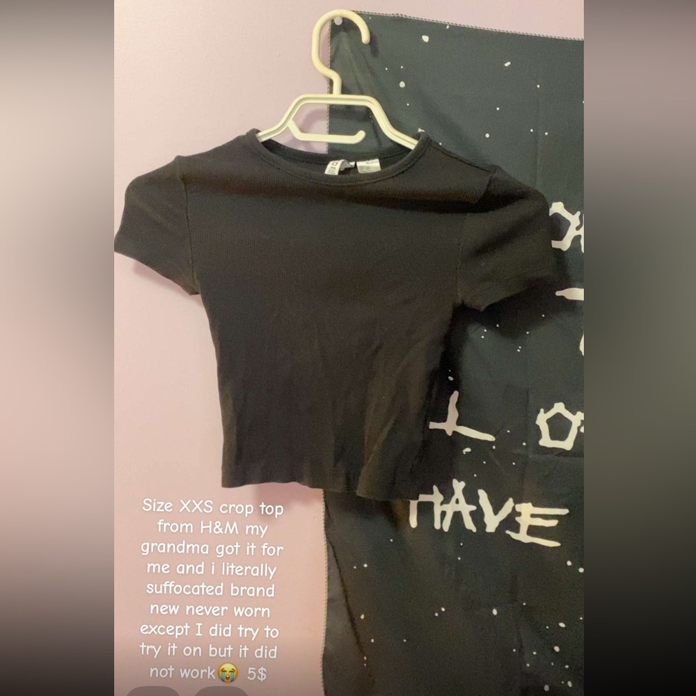 Woman’s grey crop top